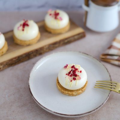 Sfera od bijele čokolade i maline