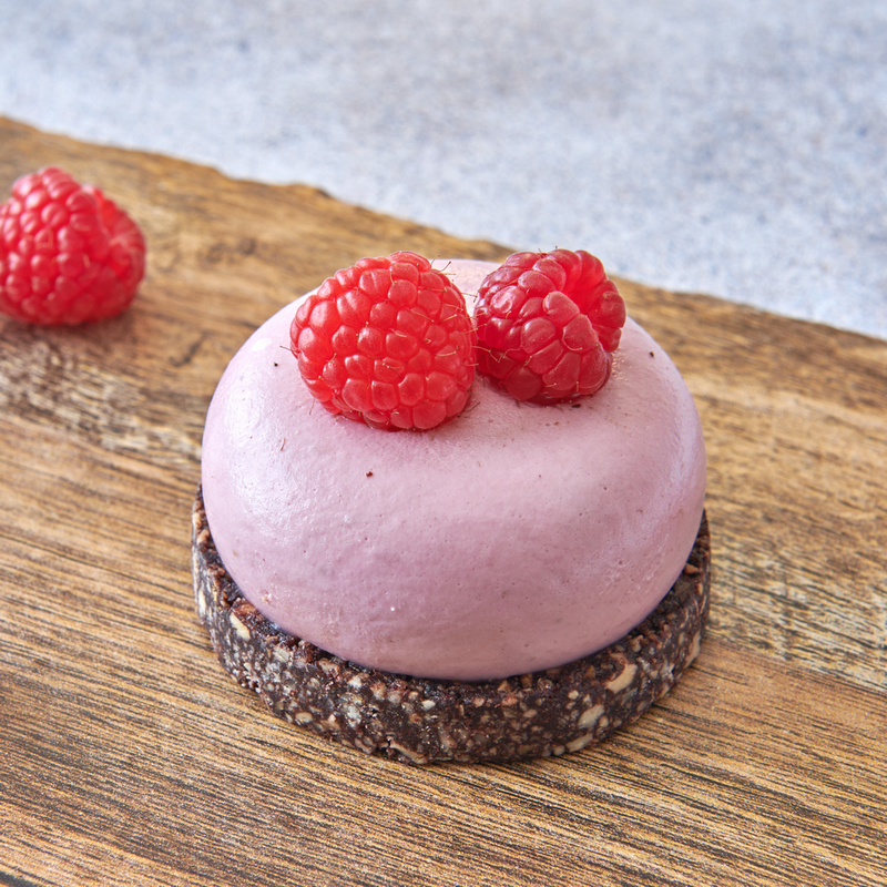 Malina – sirovi veganski desert s malinom, orašastim plodovima i kakaom